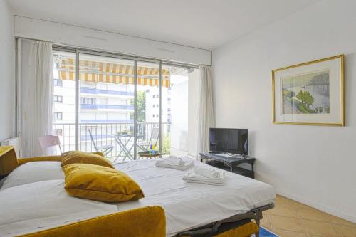 une chambre avec un lit et une grande fenêtre dans l'établissement Appartement Herta - Welkeys, à Biarritz