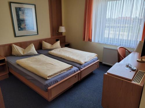 Una cama o camas en una habitación de Ems-Hotel