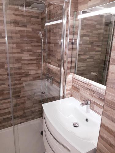 une salle de bain avec toilettes, lavabo et douche dans l'établissement Au petit bonheur 2, à Sanary-sur-Mer