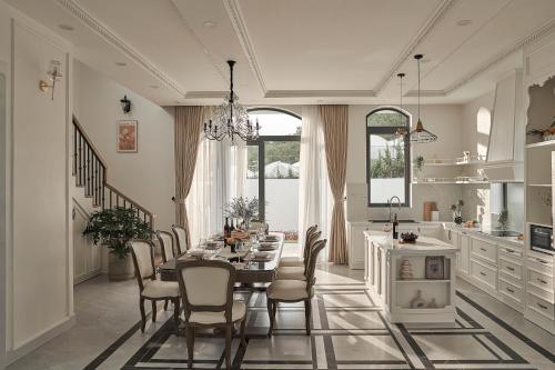 Η κουζίνα ή μικρή κουζίνα στο Davilla Đà Lạt Villa Collection
