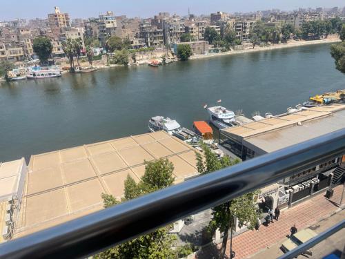 開羅的住宿－Zamalek Two-Bedroom Apartement Nile View，从桥上欣赏河流美景