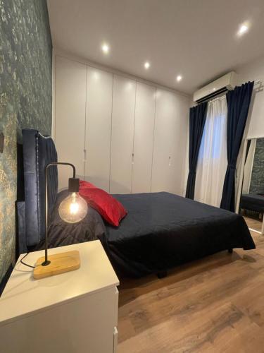 een slaapkamer met een bed en een lamp op een tafel bij Lujo en Barrio Salamanca in Madrid