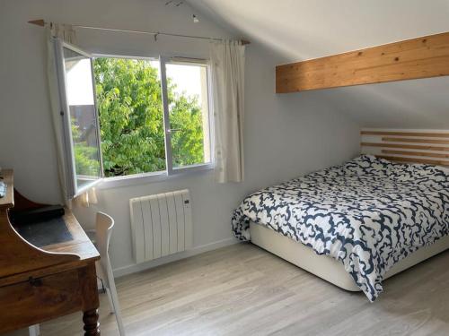 - une chambre avec un lit, une fenêtre et un piano dans l'établissement Chez Peggy & Victor - Appartement 4/5 personnes, à Nâves-Parmelan