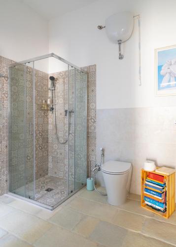 a bathroom with a shower and a toilet at Casa aoom - Casa Vacanze con Sala Yoga e Pilates in San Pietro in Bevagna