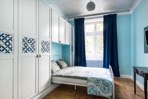 a small bedroom with a bed and a window at GROBLE 19 in Kraków