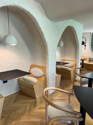 a room with chairs and tables and an archway at Garden Retreat Junior in Bran