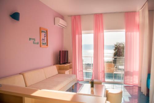 Una sala de estar con un sofá y una ventana grande. en Villa Mina, en Ohrid