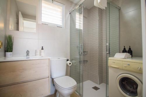 W łazience znajduje się toaleta i przeszklony prysznic. w obiekcie Vistamarina B308 By IVI Real Estate w mieście Torremolinos