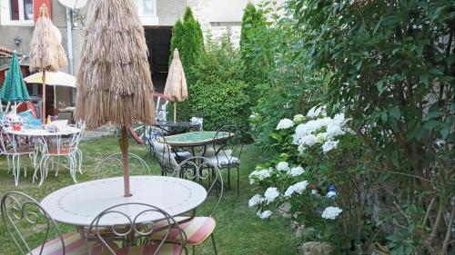 Κήπος έξω από το Le Relais De Rochepaule