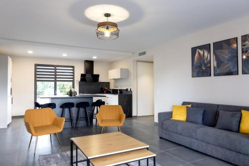 un salon avec un canapé et une table dans l'établissement Domaine d'Arca Porto-Vecchio T3 6 pers 