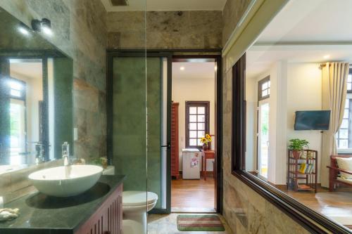 y baño con lavabo y aseo. en Thien Tan Villa with Private Pool, en Hoi An