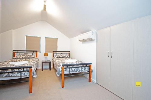 a room with two beds in a room at The Pearl in Jurien Bay