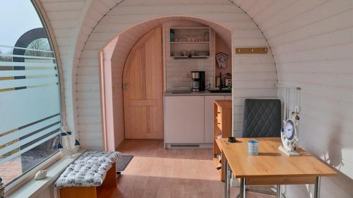 une petite maison avec une table et une cuisine dans l'établissement Tiny Haus 1, à Gützkow