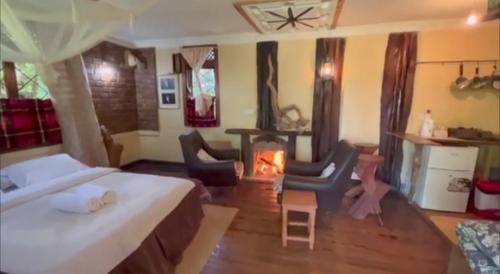 ナニュキにあるSteve's cottage-homelyのベッドルーム(大型ベッド1台、暖炉付)