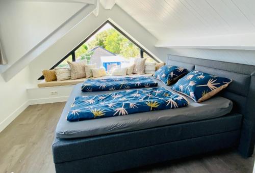 a couch with pillows on it in a room at Duinzand in Noordwijk aan Zee
