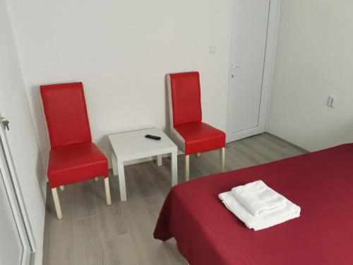 斯梅代雷沃的住宿－ViP PRENOCISTE 026，两个红色的椅子和一张桌子