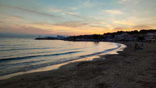 サン・シル・シュル・メールにあるAppartement de 2 chambres a Saint Cyr sur Mer a 250 m de la plage avec jardin clos et wifiの海岸を歩く人々