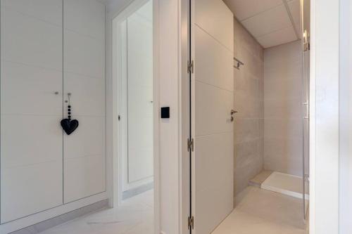 Ванная комната в 2 Bedroom Penthouse with Sea View @ Estepona Hills