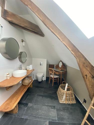 une salle de bain avec un lavabo et des toilettes dans l'établissement Demeures & Châteaux Le Clos Luly, à Neulliac