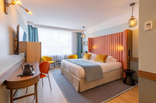 艾克斯萊班的住宿－艾克斯萊班金色鬱金香Spa酒店，酒店客房配有一张床铺和一张桌子。