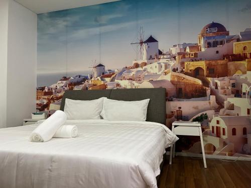 Un dormitorio con una cama blanca y una ciudad en Summer Suites KLCC By Whollmark en Kuala Lumpur