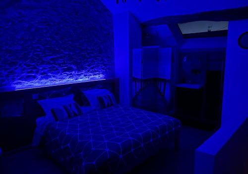 una camera blu con un letto e un soffitto blu di Suzy Home 2 a Moisenay