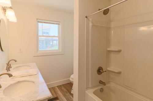 La salle de bains blanche est pourvue d'un lavabo et d'une douche. dans l'établissement Aqua Dreams, à Whalebone
