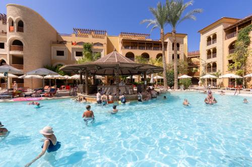 - un groupe de personnes dans la piscine d'un complexe dans l'établissement Grand Waterworld Makadi Family Star - Couples and Families Only, à Hurghada