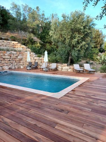 - une piscine dotée de parquet et d'une terrasse en bois dans l'établissement Le Logis de Saint-Antoine, à Bagnols-en-Forêt