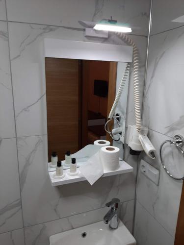W łazience znajduje się umywalka i lustro. w obiekcie Hotel Kafkasya w mieście Kars