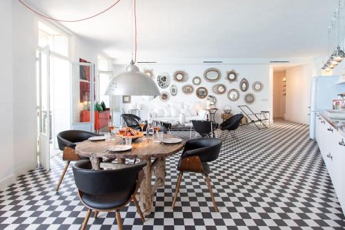 une cuisine et une salle à manger avec une table et des chaises dans l'établissement L50 2P Rauba Capeu SEA View IloveNice Balcony&AC, à Nice