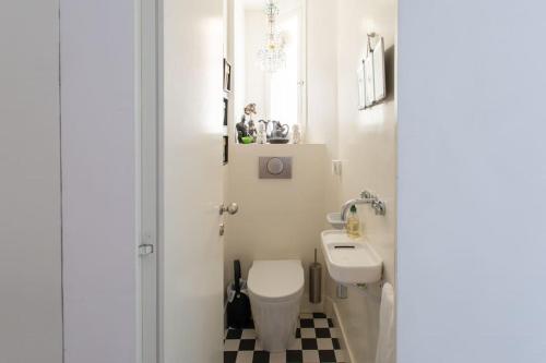 une petite salle de bain avec toilettes et lavabo dans l'établissement L50 2P Rauba Capeu SEA View IloveNice Balcony&AC, à Nice