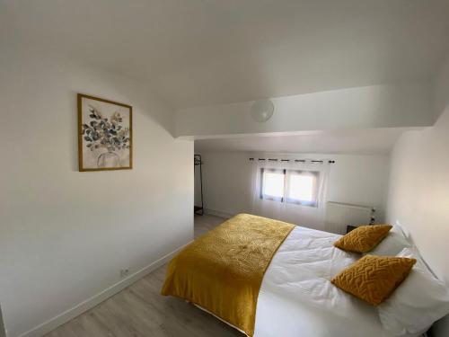 a white bedroom with a bed and a window at Maison de vacances avec piscine et jardin privé in Lherm