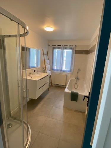 une salle de bain avec une douche, un lavabo et une baignoire dans l'établissement Jolie maison proche de Toulouse, à Lherm