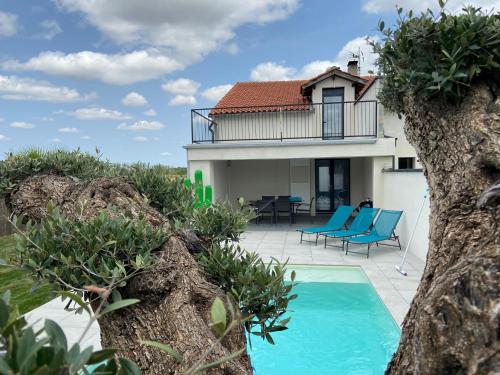 a villa with a swimming pool and a house at Jolie maison proche de Toulouse in Lherm