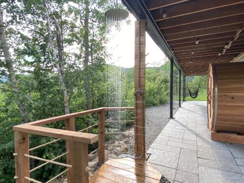 - une véranda avec vue sur les bois dans l'établissement Le Harfång - Vue spectaculaire sur le Mont Edouard, à LʼAnse-Saint-Jean