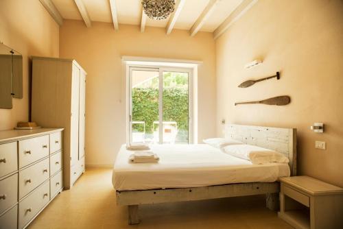 a bedroom with a large bed and a window at Wp Relais apartments in Diso