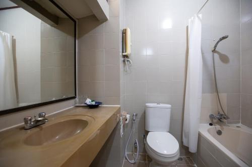 een badkamer met een wastafel, een toilet en een bad bij Eurasia Cha-Am Lagoon in Cha Am
