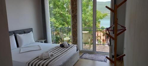 a bedroom with a bed and a large window at ROLEO Guest House in Lin