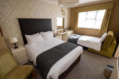 Millers Hotel by Greene King Inns tesisinde bir odada yatak veya yataklar