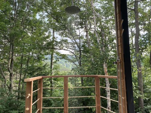 a window view of a forest from a cabin at Le Harfång - Vue imprenable - Sauna - 3min du Mont in LʼAnse-Saint-Jean