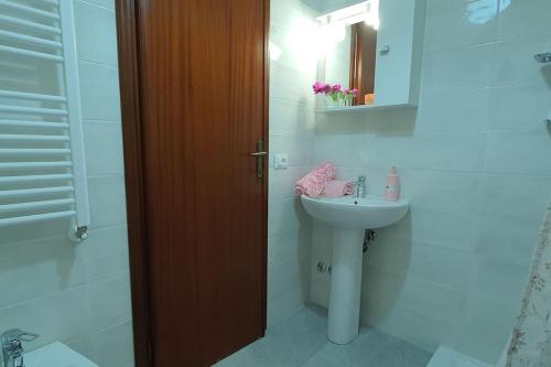 een badkamer met een wastafel, een toilet en een spiegel bij La Butterfly in Torre del Lago Puccini