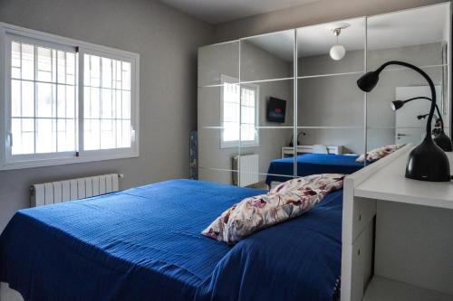 1 dormitorio con 2 camas y sábanas azules en Casa Las Peras, La Laguna en La Laguna