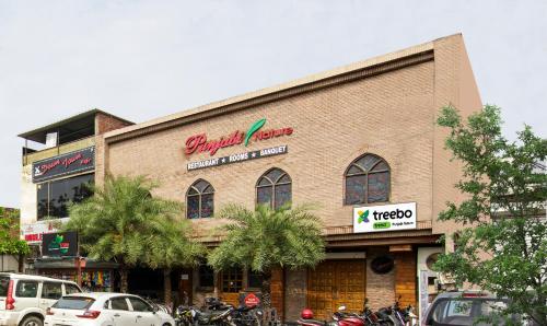 un grande edificio in mattoni con moto parcheggiate di fronte di Treebo Trend Punjabi Nature Residency a Faridabad