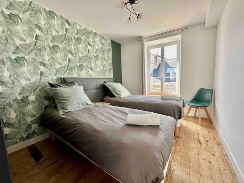 um quarto com 2 camas e uma parede verde e branca em Le Nid Douillet Cherbourgeois em Cherbourg en Cotentin