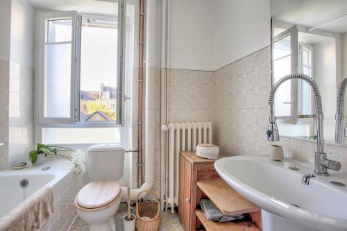 une salle de bain avec une baignoire, des toilettes et un lavabo dans l'établissement Presque Une Ile - Charmante maison vue mer, à Saint-Jacut-de-la-Mer