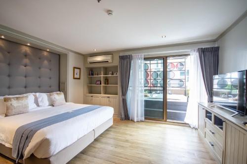 Ένα ή περισσότερα κρεβάτια σε δωμάτιο στο THEA Private Suites by TH District