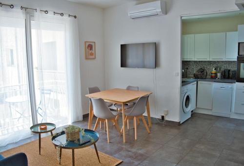 - une cuisine et une salle à manger avec une table et des chaises dans l'établissement Cosy studio à 2 pas de la plage, à Nice