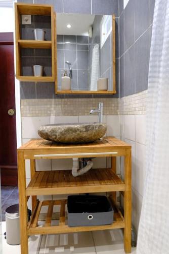 une salle de bain avec un lavabo et un miroir dans l'établissement Cosy studio à 2 pas de la plage, à Nice