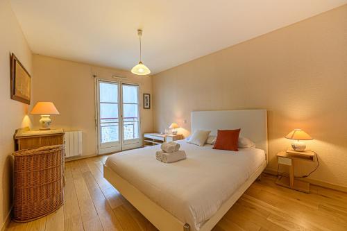 une chambre avec un lit avec deux oreillers dessus dans l'établissement Althidis - Bel appt duplex sur le port de Vannes, à Vannes